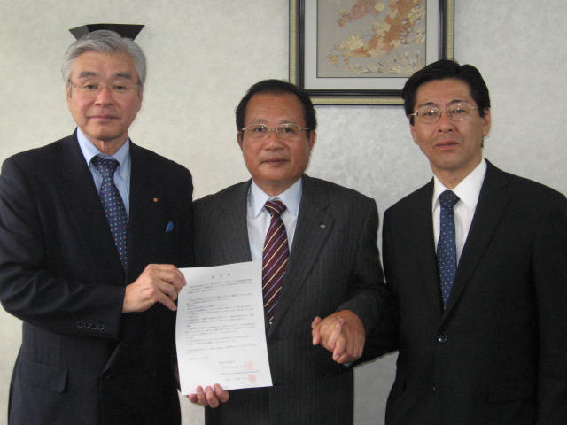 全日本不動産協会東京都本部多摩西支部支部長の原嶋様（写真左）、副支部長の山本様（写真右）と大越会長